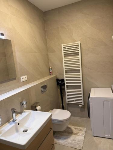 Moderný 1-izbový apartmán s terasou, raňajkami a parkovaním, Bratislava (Foto 4)