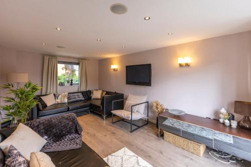 設施, Spacious and Bright 5-bed Home in Nottingham by Renzo, Driveway, Sleeps 9! in 近市中心