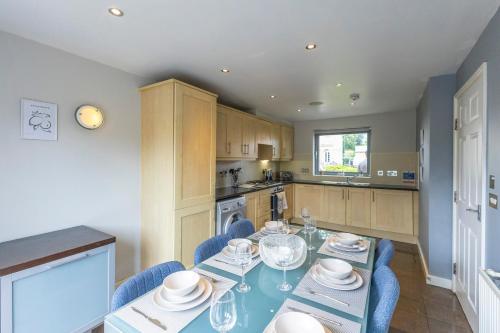 廚房, Spacious and Bright 5-bed Home in Nottingham by Renzo, Driveway, Sleeps 9! in 近市中心