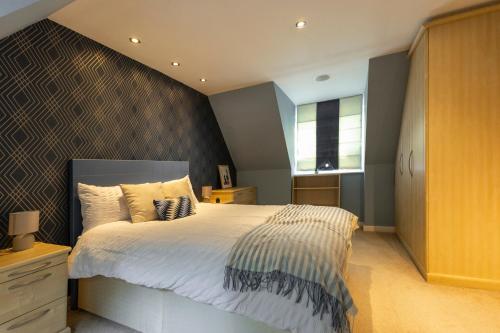 Spacious and Bright 5-bed Home in Nottingham by Renzo, Driveway, Sleeps 9! in 近市中心