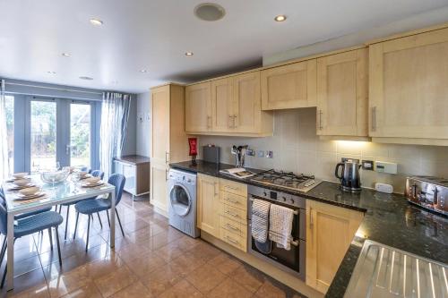 廚房, Spacious and Bright 5-bed Home in Nottingham by Renzo, Driveway, Sleeps 9! in 近市中心