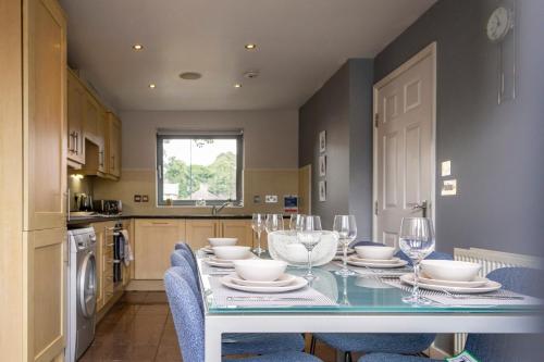 廚房, Spacious and Bright 5-bed Home in Nottingham by Renzo, Driveway, Sleeps 9! in 近市中心