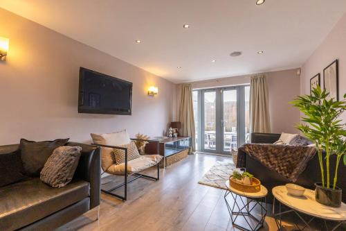 設施, Spacious and Bright 5-bed Home in Nottingham by Renzo, Driveway, Sleeps 9! in 近市中心