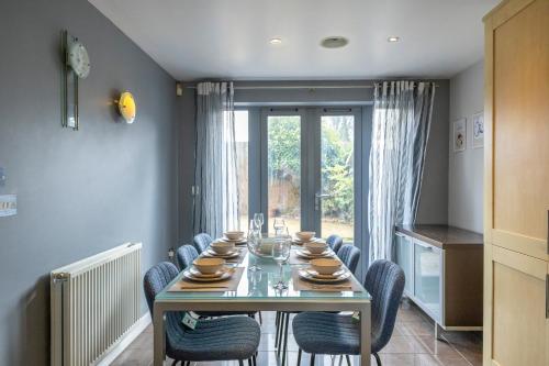 設施, Spacious and Bright 5-bed Home in Nottingham by Renzo, Driveway, Sleeps 9! in 近市中心