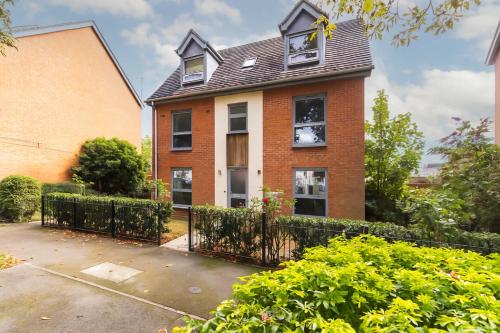 外部景觀, Spacious and Bright 5-bed Home in Nottingham by Renzo, Driveway, Sleeps 9! in 近市中心
