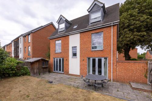 外部景觀, Spacious and Bright 5-bed Home in Nottingham by Renzo, Driveway, Sleeps 9! in 近市中心