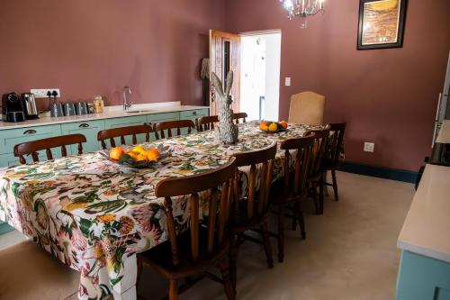 廚房, Greyton Toad Hall exclusive use up to 18 and by supplement up to 22 with massive pool and hot tub an in 格雷頓