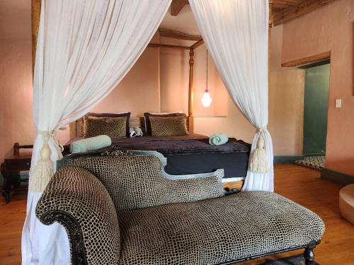 Greyton Toad Hall exclusive use up to 18 and by supplement up to 22 with massive pool and hot tub an in 格雷頓