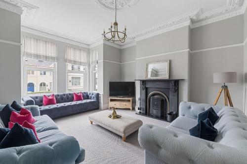 SPACIOUS & STYLISH 5-BEDROOM TOWNHOUSE IN DESIRABLE PEVERELL PLYMOUTH – khách sạn tại Peverell