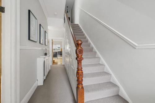 SPACIOUS & STYLISH 5-BEDROOM TOWNHOUSE IN DESIRABLE PEVERELL PLYMOUTH, Plymouth (photo 8)