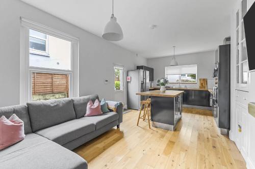 SPACIOUS & STYLISH 5-BEDROOM TOWNHOUSE IN DESIRABLE PEVERELL PLYMOUTH, Plymouth (photo 7)