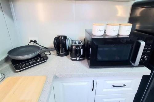 2 Bedroom Tiny House plus Guest Wing of Host's Home in 布洛克
