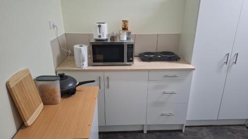 2 Bedroom Tiny House plus Guest Wing of Host's Home in 布洛克