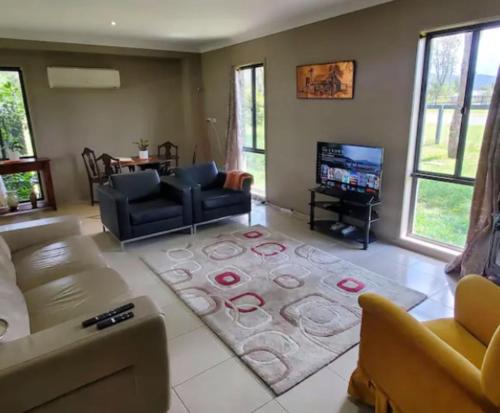2 Bedroom Tiny House plus Guest Wing of Host's Home in 布洛克