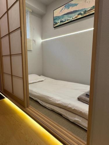 Minshuku 203 under the clear sky 8-minute walk from Kinshicho Station direct line to Narita Airport 50-minute walk from Disneyland and 1-minute walk from the mall