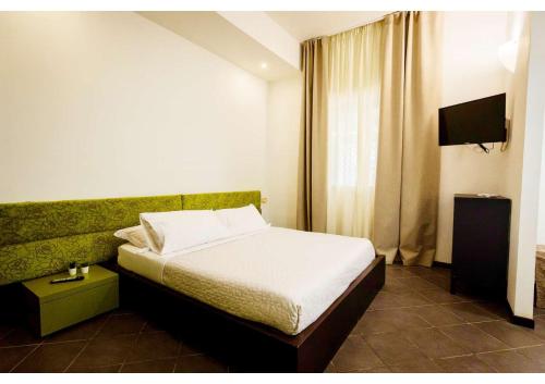 1 queen bed, 1 twin bed
