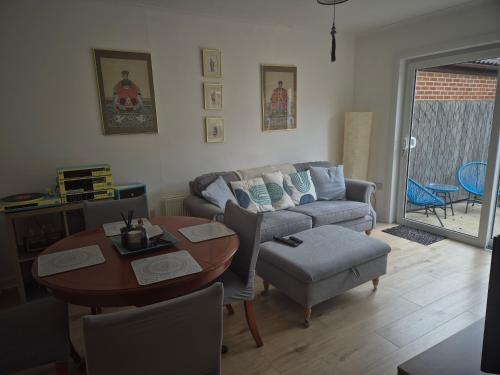 2 bed room house available with free parking in สเกโกเนล