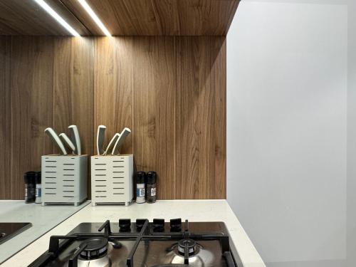 kuhinja, Quiet & Practical 2BR Apartment in Zetland