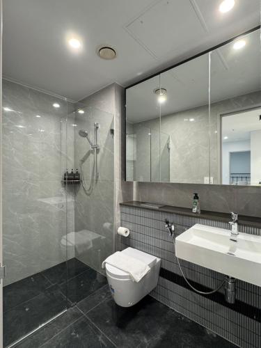 Kupaonica, Quiet & Practical 2BR Apartment in Zetland