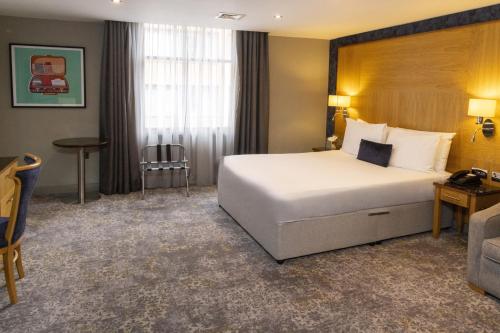 1 queen bed, 1 sofa bed