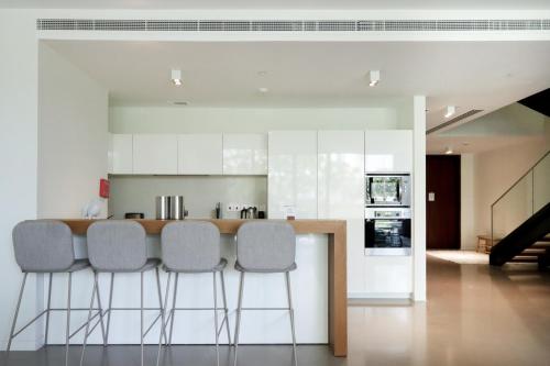 High-end Beachfront 4BR Duplex with Patio Sea and Burj View - image 6