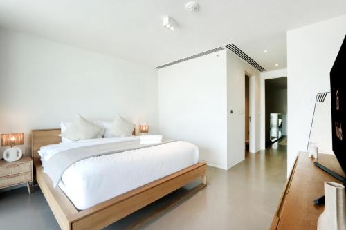 High-end Beachfront 4BR Duplex with Patio Sea and Burj View - image 12