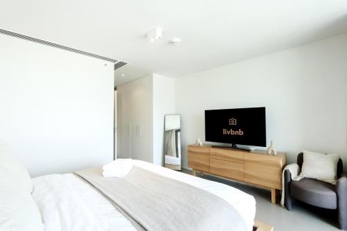 High-end Beachfront 4BR Duplex with Patio Sea and Burj View - image 11