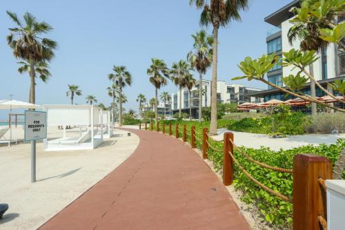 High-end Beachfront 4BR Duplex with Patio Sea and Burj View - image 8