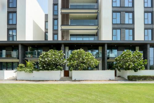 Exterior view, High-end Beachfront 4BR Duplex with Patio Sea and Burj View in Pearl Jumeirah