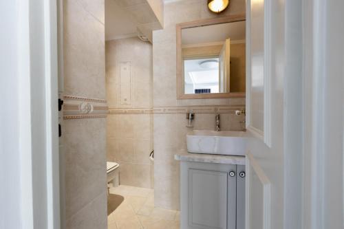 Massive 2 Apartment Combo Unbeatable Acropolis Views Sleeps 9 - image 6