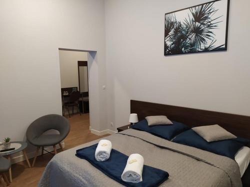4 twin beds