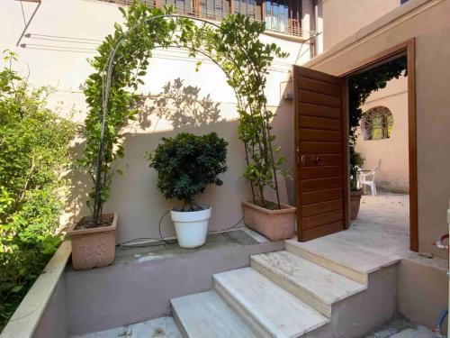 JOIVY Exclusive 2-Bedroom Villa with Private Garden - 5 minutes from the Colosseum, Roma (foto 8)