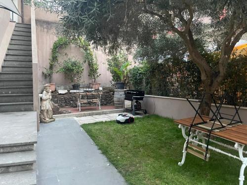 JOIVY Exclusive 2-Bedroom Villa with Private Garden - 5 minutes from the Colosseum, Roma (foto 5)