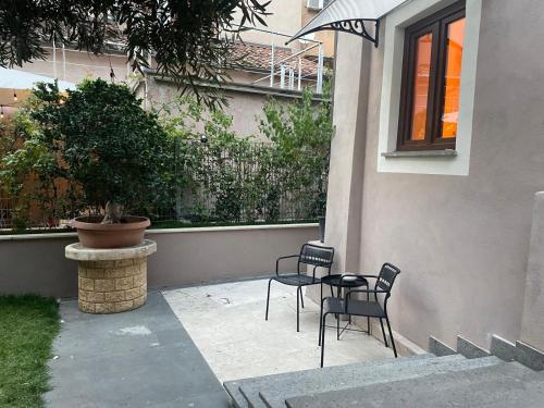 JOIVY Exclusive 2-Bedroom Villa with Private Garden - 5 minutes from the Colosseum, Roma (foto 7)