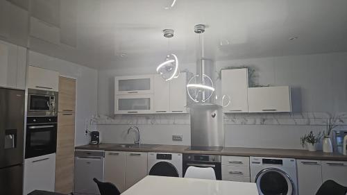 廚房, Eiffel Tower and Paris View 63 m Entire Apartment in 塞納河畔埃皮奈