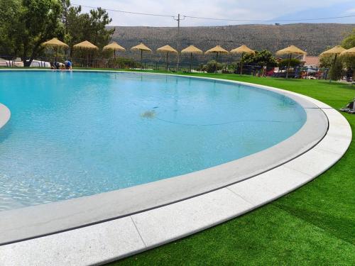 ทัศนียภาพ, Casas da Gruta - Bungalows in อัลคาเนนา