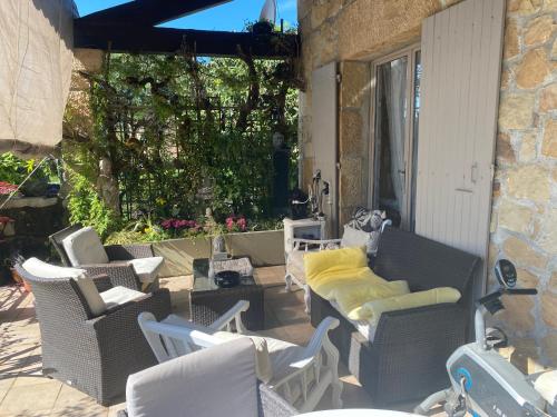 maison fleurie in แซ็ง-แฌร์แม็ง