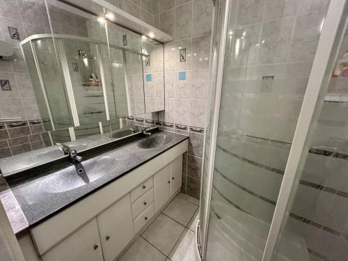Appartement T2 climatisé avec loggia et parking près de la plage - FR-1-388-244 - image 2
