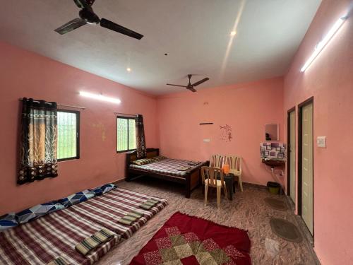 1 queen bed, 2 twin beds