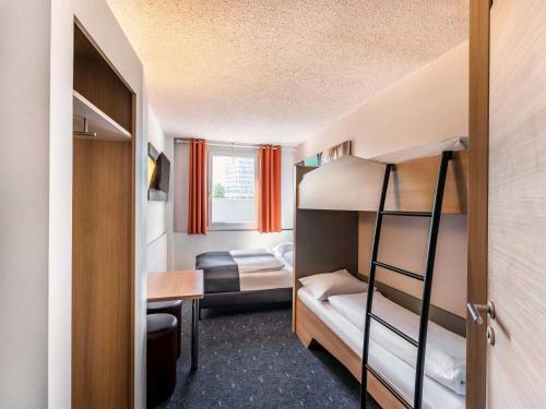 1 queen bed, 1 bunk bed
