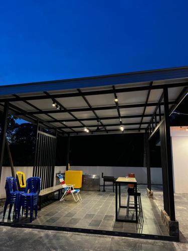 The Rina Homestay-Whole Villa with Private Pool,BBQ & Karaoke-1Min Beach- in Port Dickson