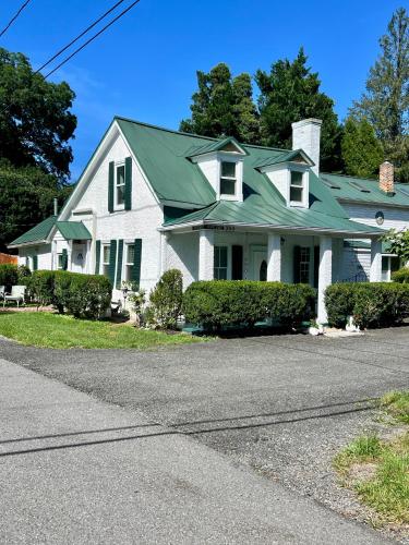 Across The INN Entire Colonial House with lovely porch & extremely fast Wi-Fi