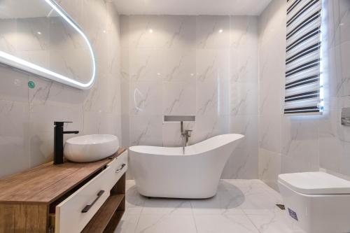 5 bedroom apartment at Lekki phase 2 Ologolo Lagos - image 2