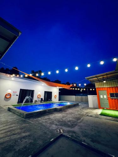The Rina Homestay-Whole Villa with Private Pool,BBQ & Karaoke-1Min Beach- in Port Dickson