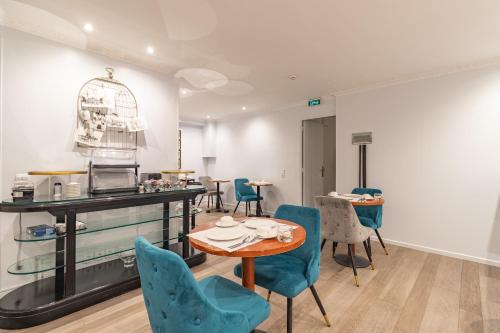 Riviera Hotel near Basilique du Sacre-Coeur de Montmartre