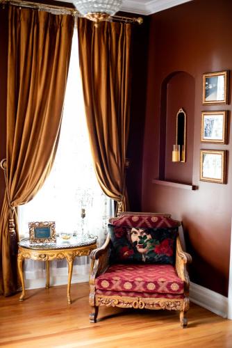 The Victorian Fox, Saint Charles