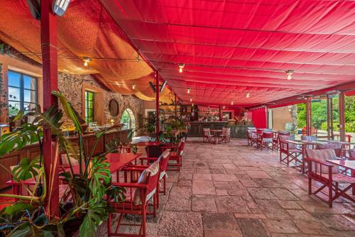 Pub/Lounge, Chateau Saint Roux Le Luc-Le Cannet des Maures in Le Cannet Des Maures
