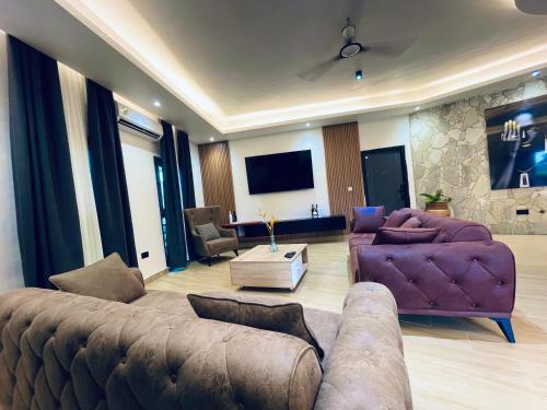 Dotări, Platinum Blue Island Resort in Akosombo