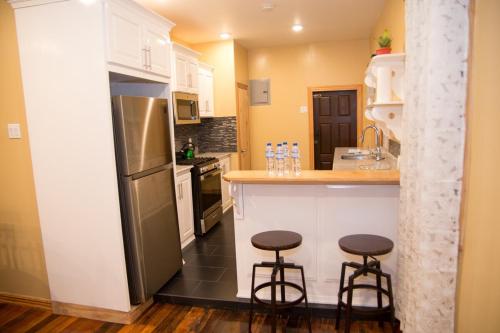 Upstairs 3 Bedroom Avalon Regia Apartment - image 3
