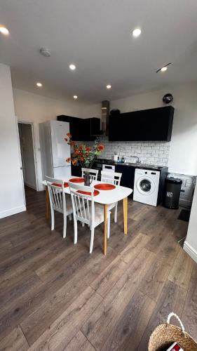 Putney Suite in Putney PS5 60